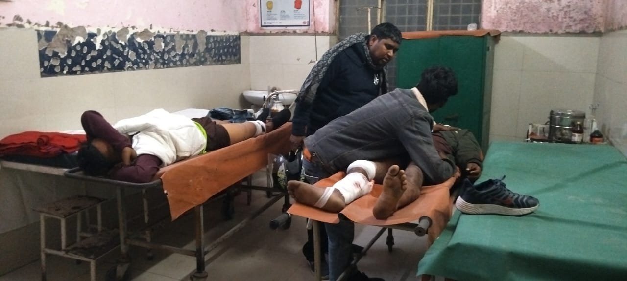 बाइक सवार दो युवको को ट्रैक्टर ने मारी टक्कर, दोनों गंभीर रूप से घायल