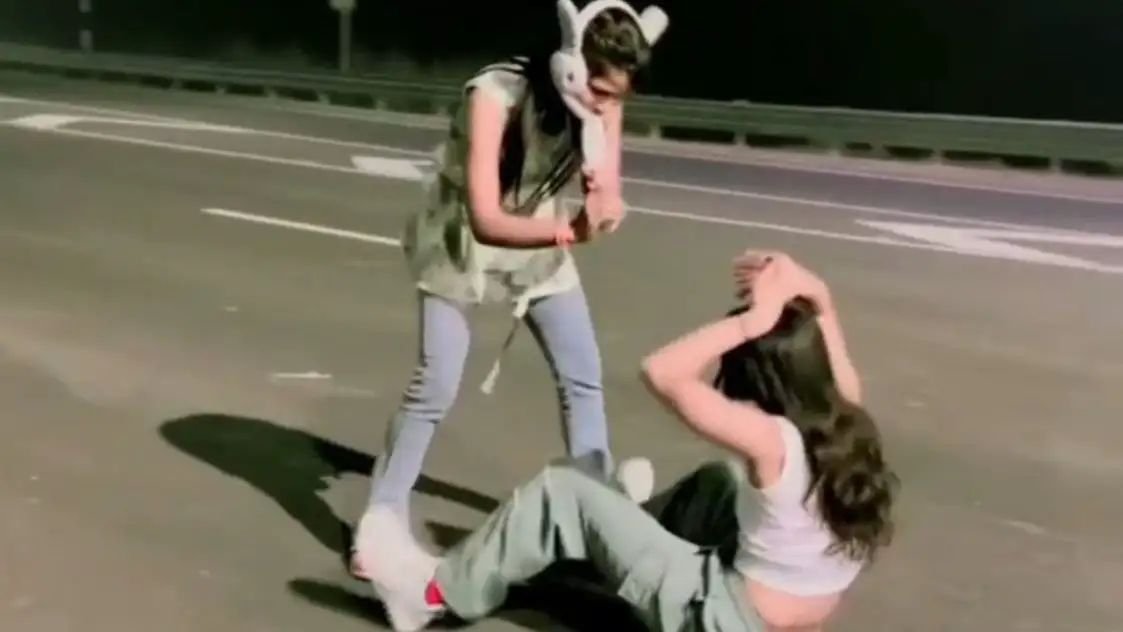 लड़कियों का 'नागिन डांस' देखा क्या? उन्नाव में हाईवे पर लेटकर बनाई खतरनाक वाली रील;