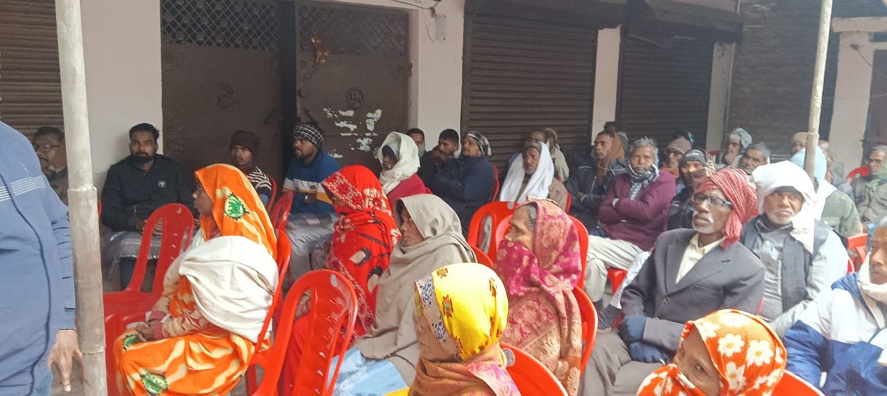 रायबरेली-कांग्रेसियों ने वितरित किये सांसद राहुल गांधी द्वारा भेजे गए कंबल