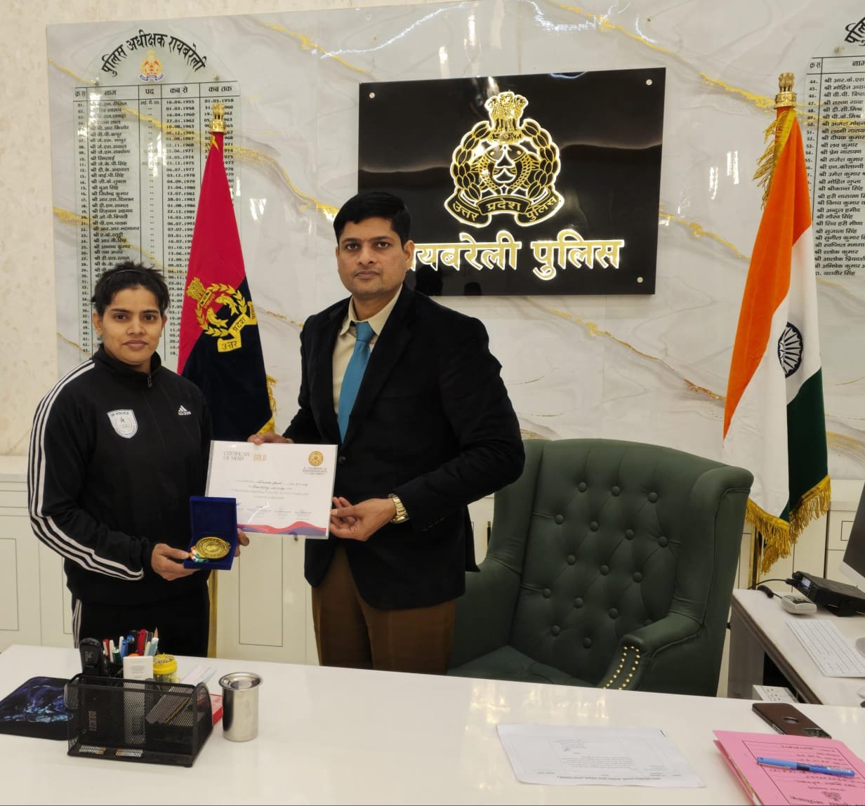रायबरेली-होनहार महिला मुख्य आरक्षी को पुलिस अधीक्षक द्वारा किया गया सम्मानित