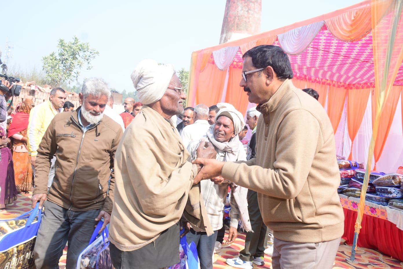 रायबरेली-पूर्व ब्लॉक प्रमुख ने जरूरतमंदों को किया कंबल वितरण