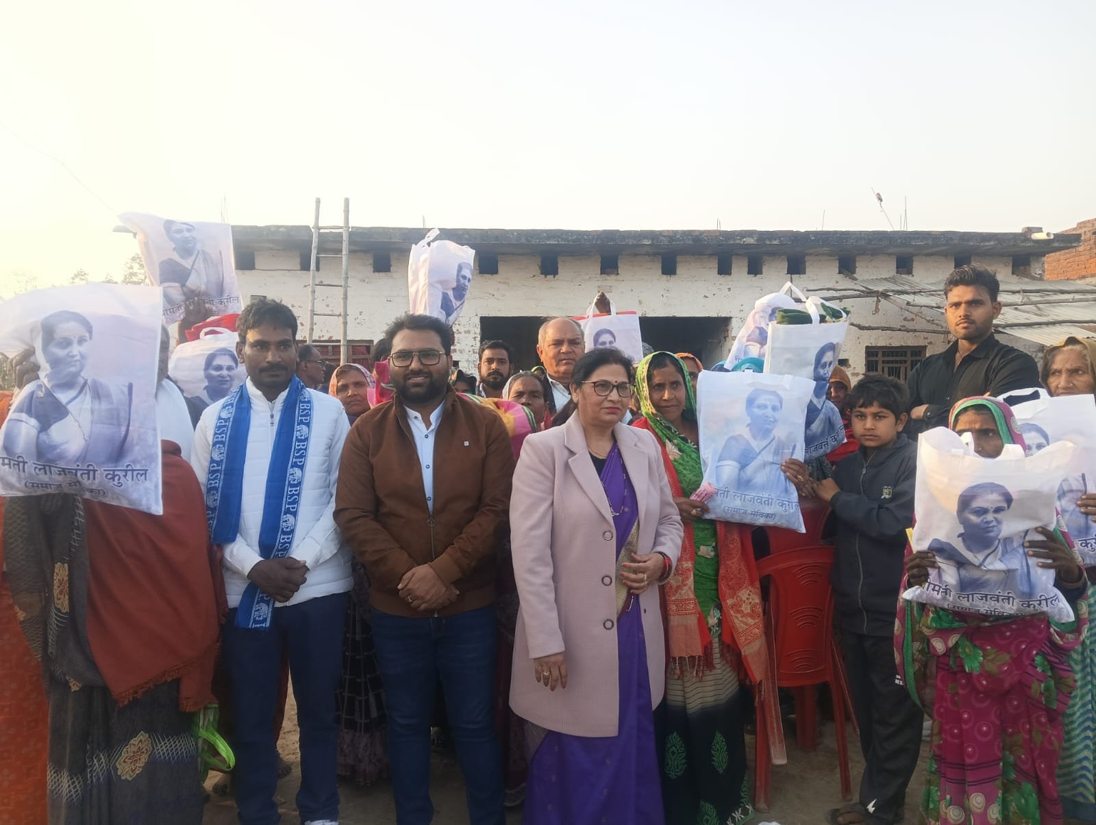 रायबरेली-मायावती के जन्म दिवस की पूर्व संध्या पर बसपाइयों ने बांटे कंबल