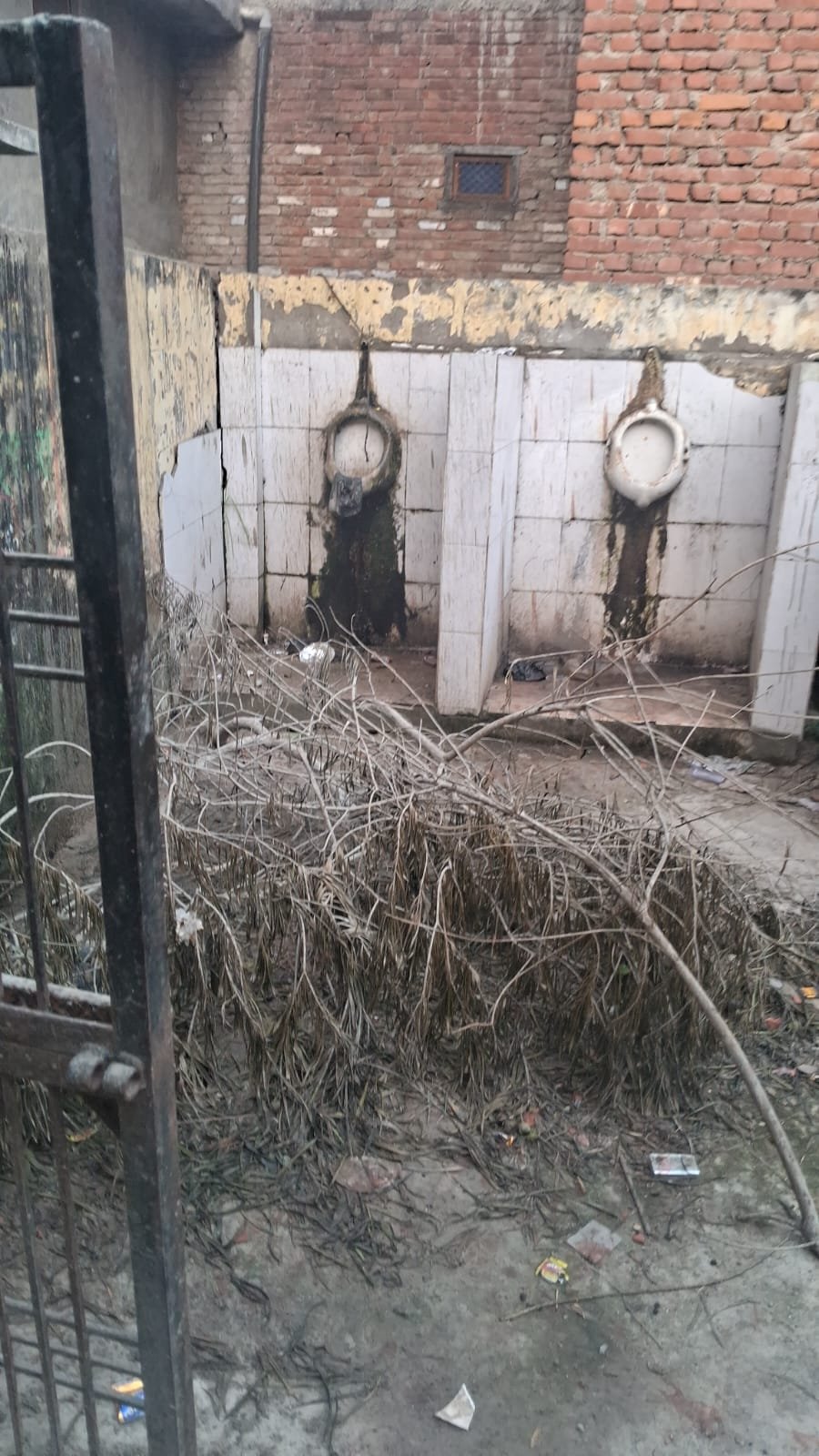 रायबरेली-जनपद की हाईटेक नगर पंचायत बनी नरक पंचायत, दिखाई पड़े स्वच्छता के खूबसूरत नजारे