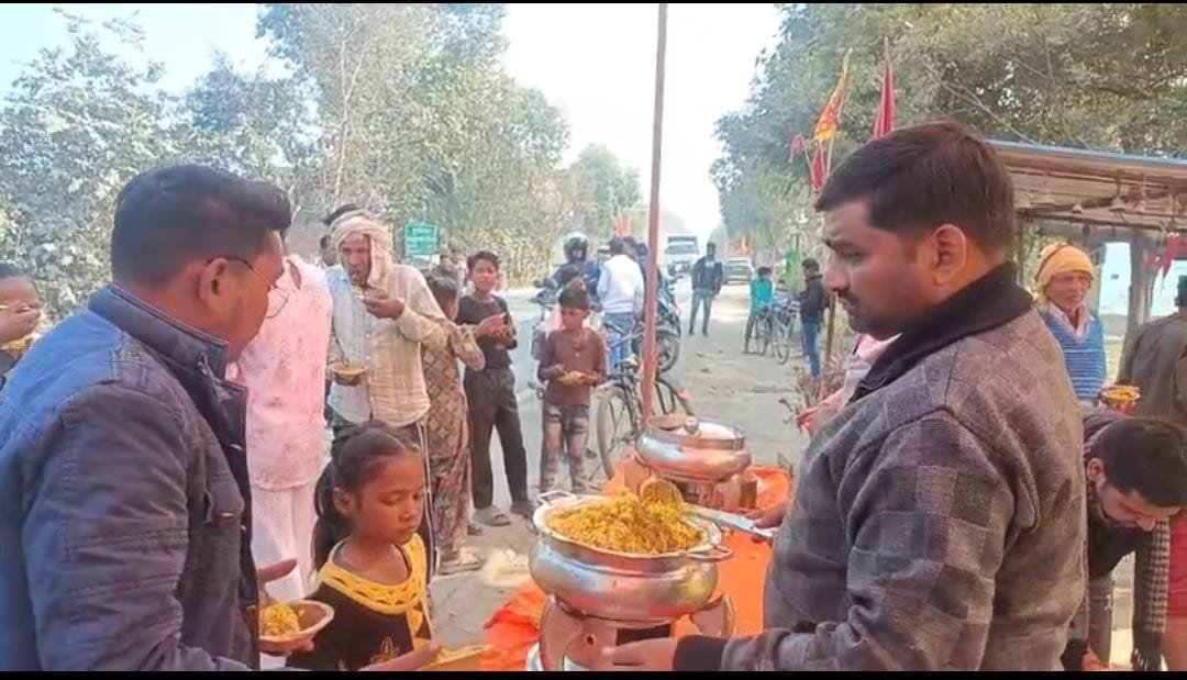 ऊंचाहार पहलवान वीर बाबा मंदिर पर उमड़ा आस्था का जनसैलाब,हजारों ने ग्रहण किया 'खिचड़ी प्रसाद'