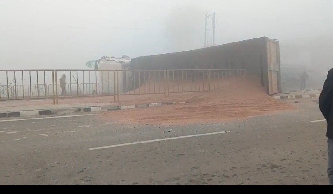 रायबरेली: घने कोहरे के चलते मौरंग लदा ट्रक पलटा, चालक-क्लीनर घायल