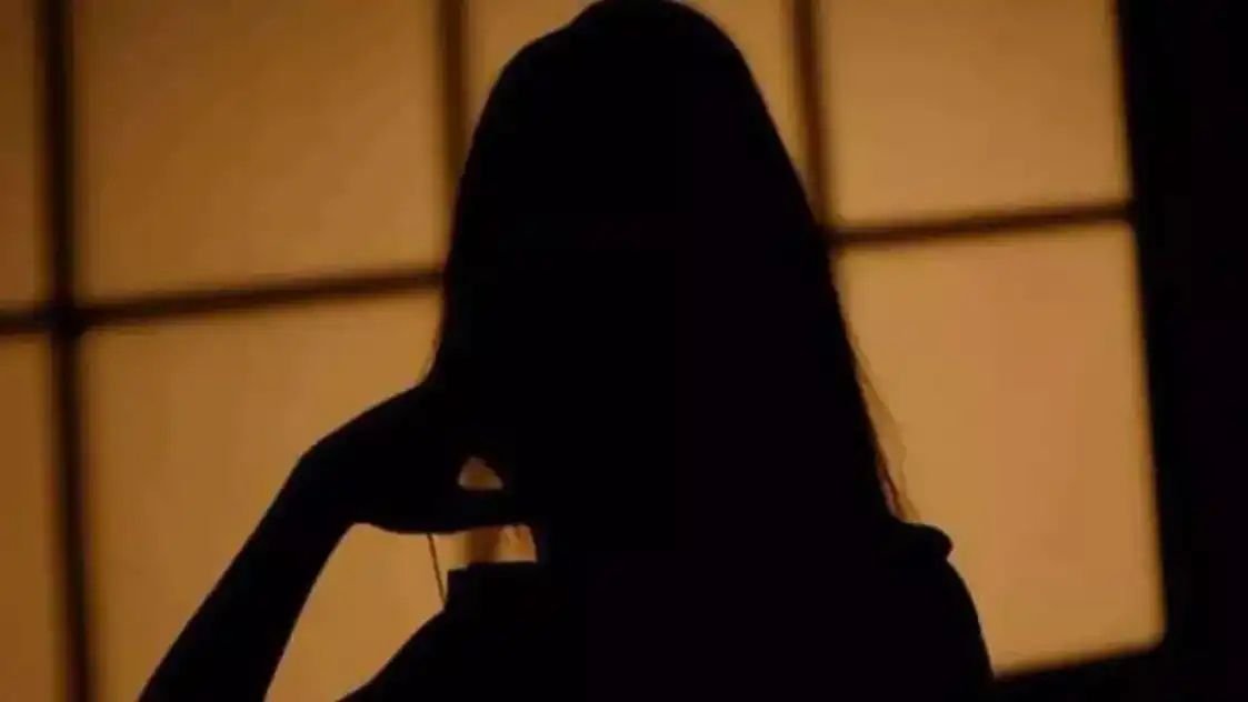 नशे में धुत युवती को स्कूटी सवार ने मेरठ में रैपिड स्टेशन के पास फेंका