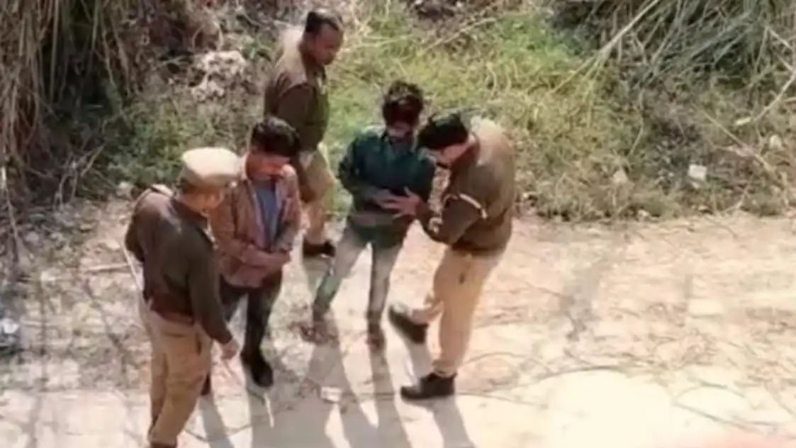पहले जेब में रखा चाकू, फिर तलाशी लेकर किया बरामद, अब खुल गई अलीगढ़ पुलिस की पोल