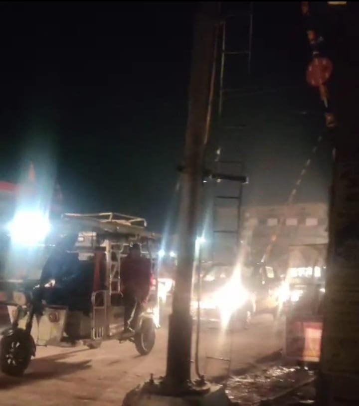 झारखंड के देवघर जिले में हुई रेलवे दुर्घटना से सबक नहीं ले रहे हैं बछरावां रेलवे फाटक के गेटमैन