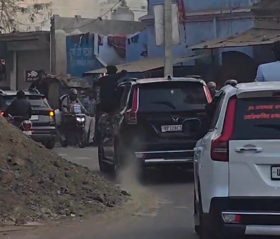 रायबरेली में खुलेआम उड़ाई गई यातायात नियमों की धज्जियां गाड़ियों के काफिले में सरेआम नियमों की अनदेखी