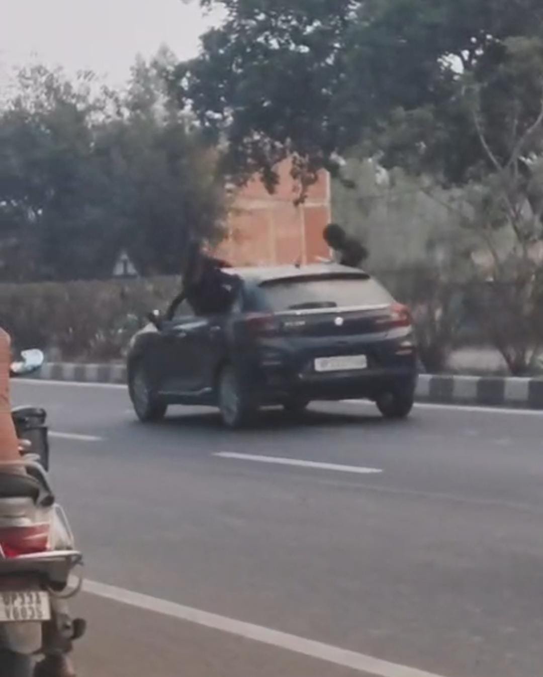 रायबरेली-जान जोखिम में डालकर युवतियों ने किया स्टंट