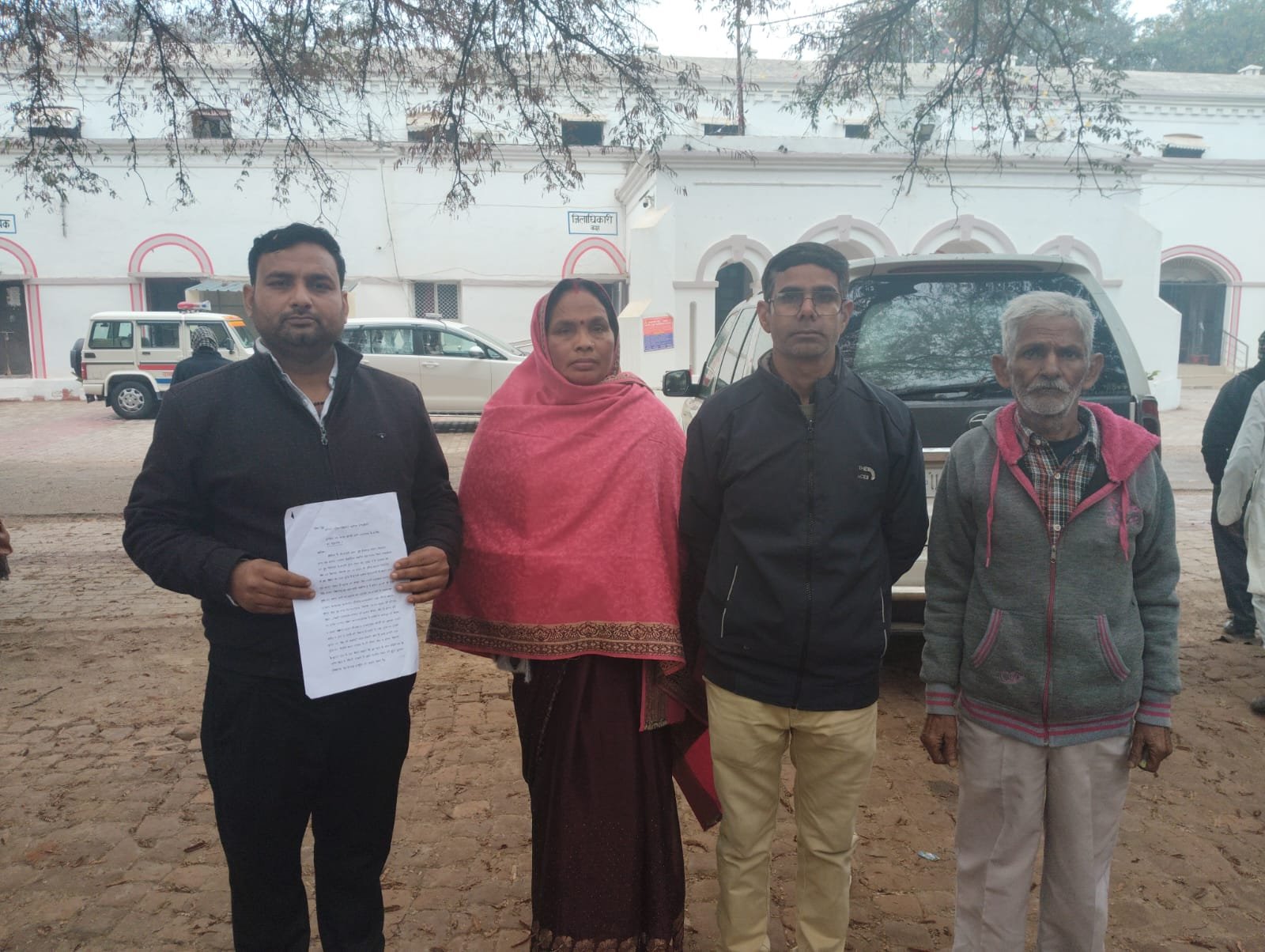 रायबरेली-दबंगों से पीड़ित व्यक्ति ने जिलाधिकारी से लगाई न्याय की गुहार