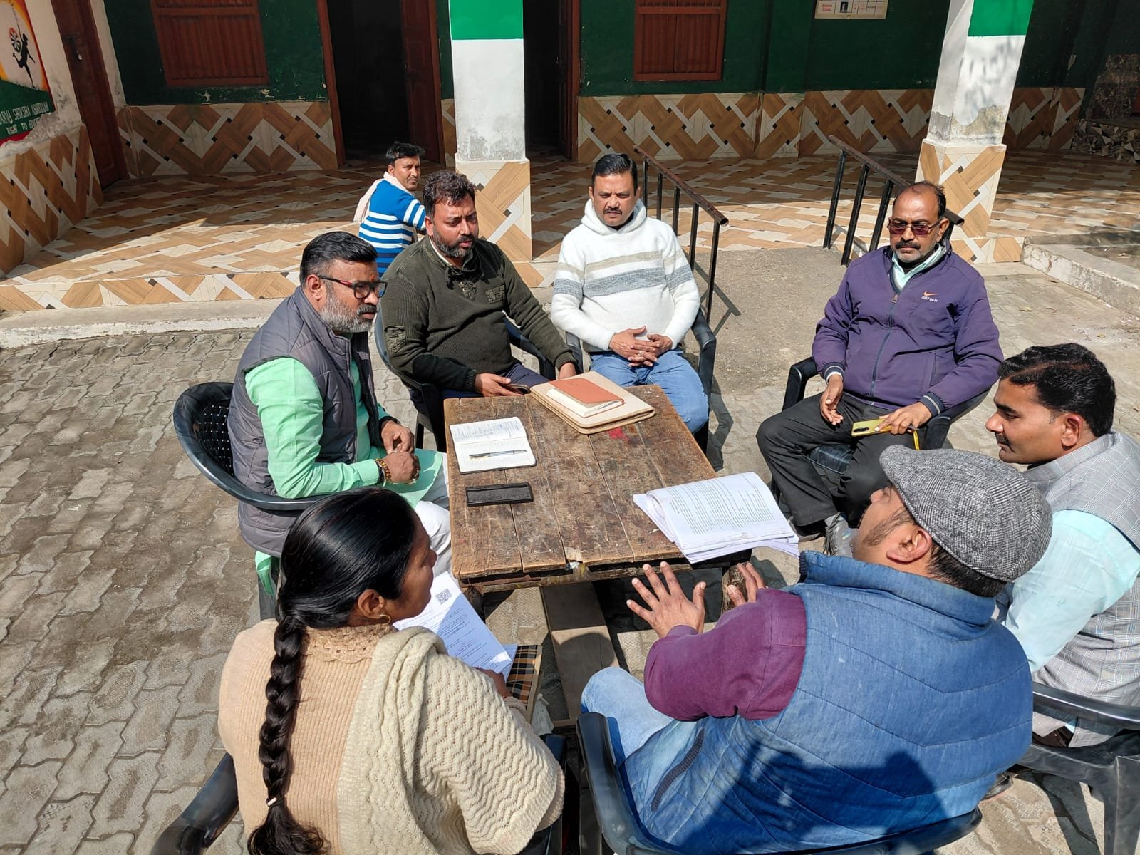 रायबरेली-बूथो पर पहुंच कर जिला प्रभारी ने एसआईआर की प्रगति की परखी जमीनी हकीकत