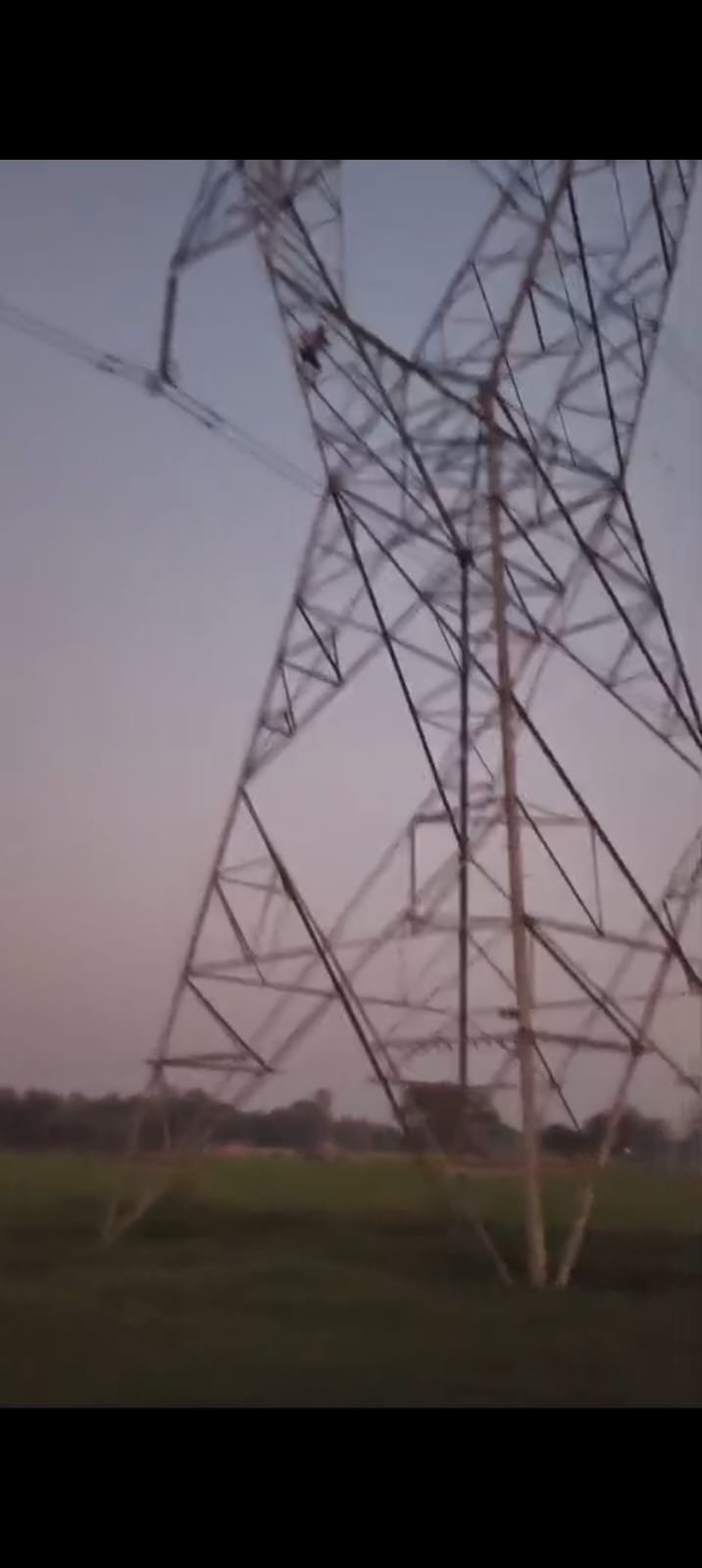 रायबरेली में बॉयफ्रेंड संग भागी पत्नी सदमे में बिजली के खंभे पर चढ़ा पति,किया हाई वोल्टेज ड्रामा