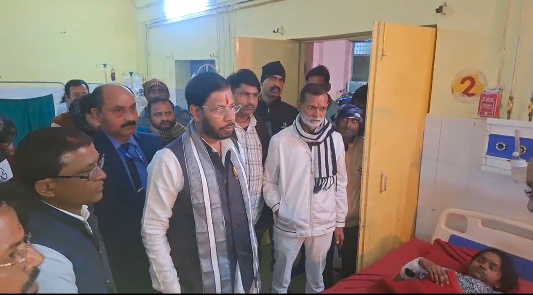 रायबरेली: दर्दनाक सड़क हादसे में चार लोगों की मौत, पूर्व कैबिनेट मंत्री मनोज कुमार पाण्डेय ने अस्पताल पहुंचकर जाना हाल