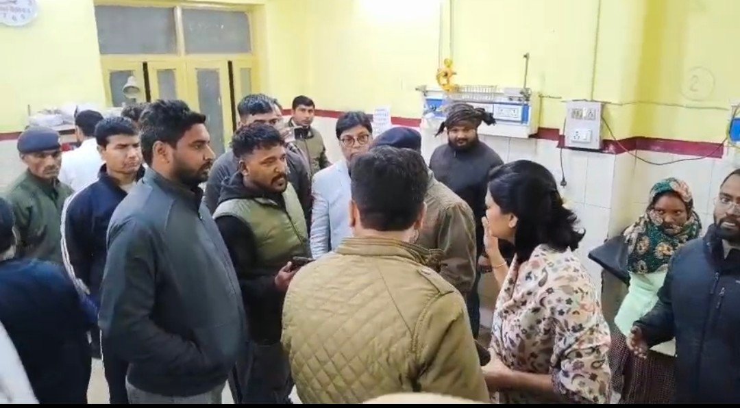 रायबरेली: भदोखर थाना क्षेत्र के प्रिया ढाबा के पास जमीनी विवाद में दबंगों का कहर, युवक को बेरहमी से पीटा