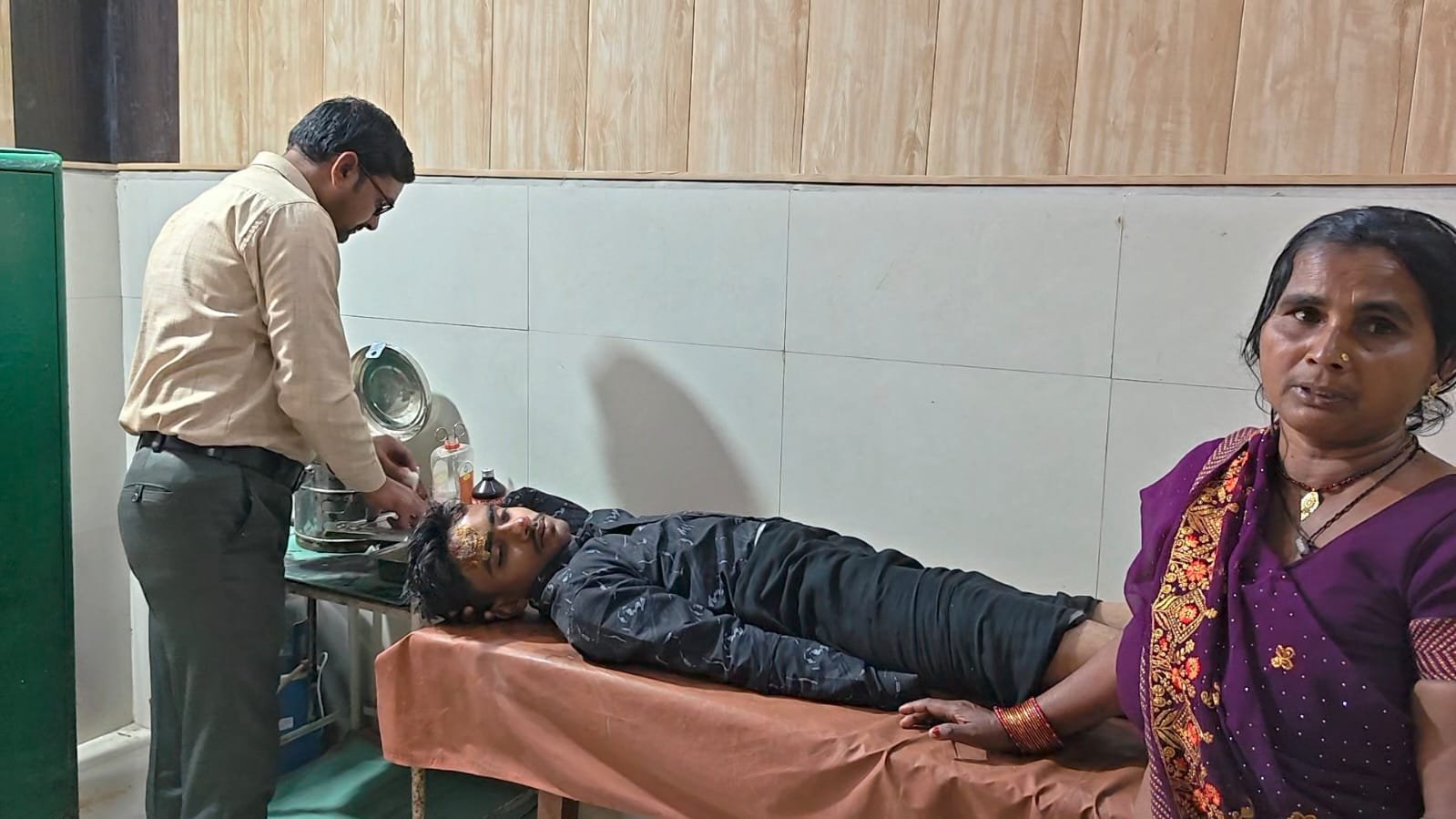 रायबरेली-सड़क किनारे खड़े बाइक सवार को सामने से आ रहे बाइक सवार ने मारी जोरदार टक्कर, हालत गंभीर 