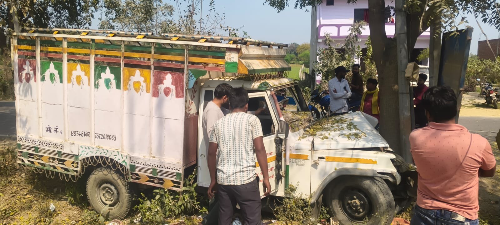 रायबरेली-पेड़ से टकराई अनियंत्रित पिकअप, चालक गंभीर घायल, टला बड़ा हादसा 