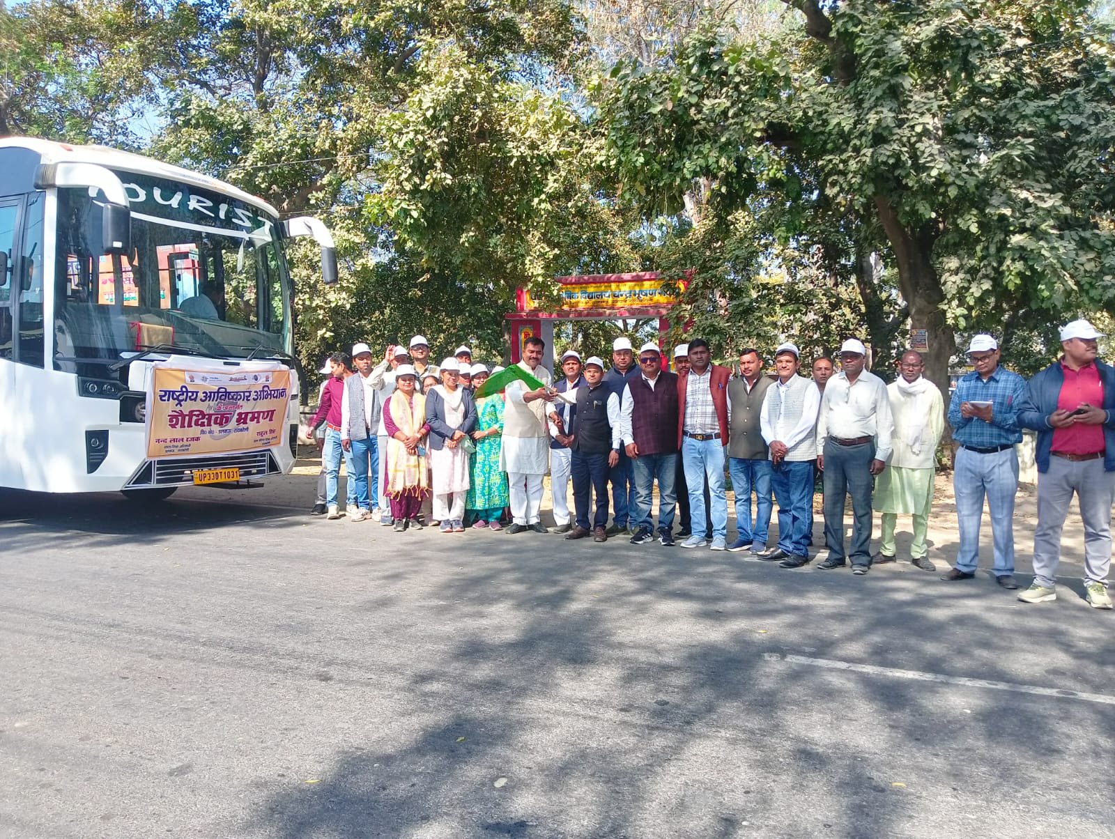 राष्ट्रीय आविष्कार अभियान के अन्तर्गत शैक्षिक भ्रमण हेतु बस रवाना