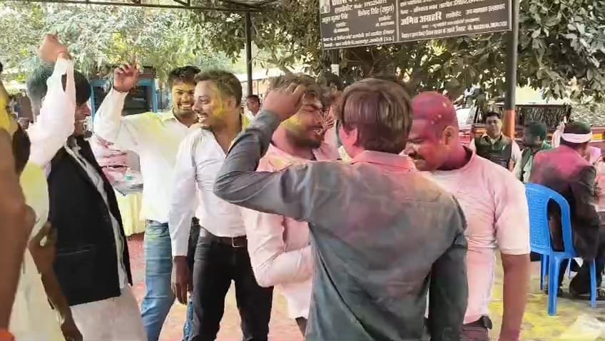 रायबरेली:ऊँचाहार तहसील परिसर में आदर्श बार एसोसिएशन द्वारा 'होली मिलन समारोह' का आयोजन