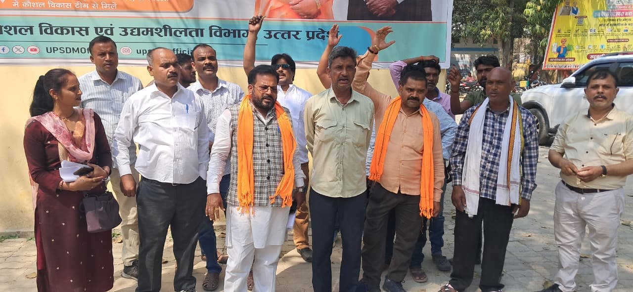 ऊंचाहार:क्षेत्र पंचायत की बैठक में हंगामा , प्रमुख के बेटे ने बीडीसी पर तानी रिवॉल्वर,,,,,? 