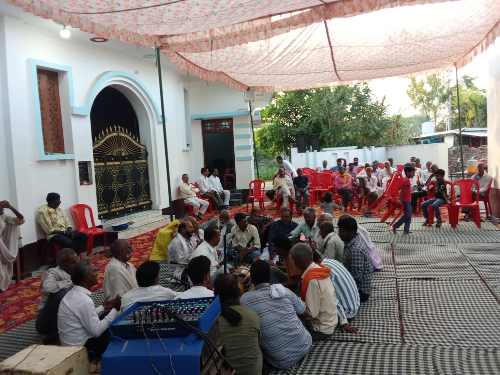 रायबरेली-प्रधान संघ अध्यक्ष द्वारा आयोजित किया गया होली मिलन समारोह