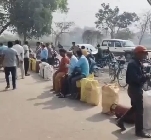 ऊंचाहार:अफवाहों के बीच गैस एजेंसियों पर उमड़ी उपभोक्ताओं की भारी भीड़