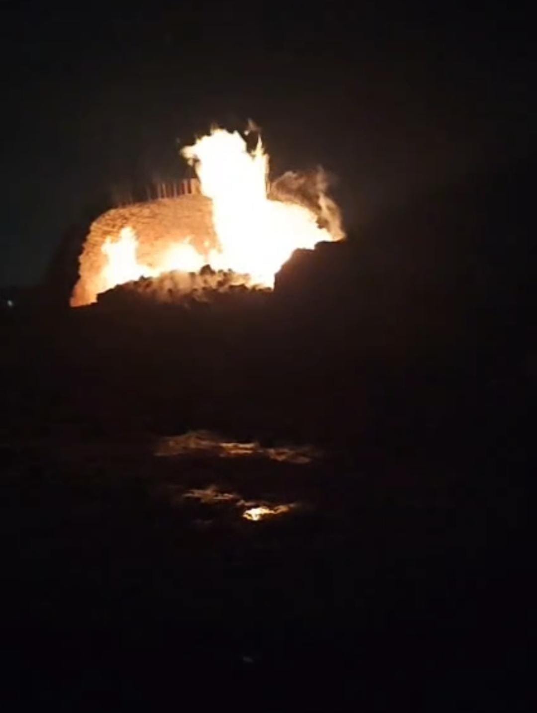 ऊंचाहार:कोयला भट्ठी को ढहाया,अचानक भड़की आग, गांव मे फैली सनसनी,,,,? 