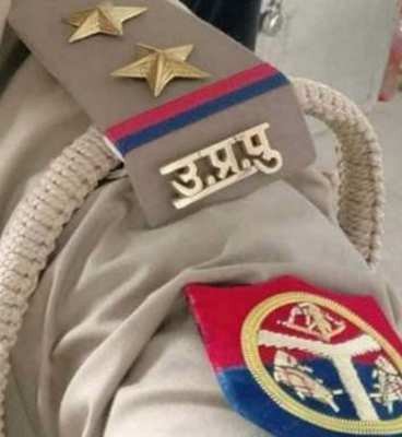 आखिर ये कौन दरोगा है जिसने घर में घुसकर महिला के पेट में मारी लात