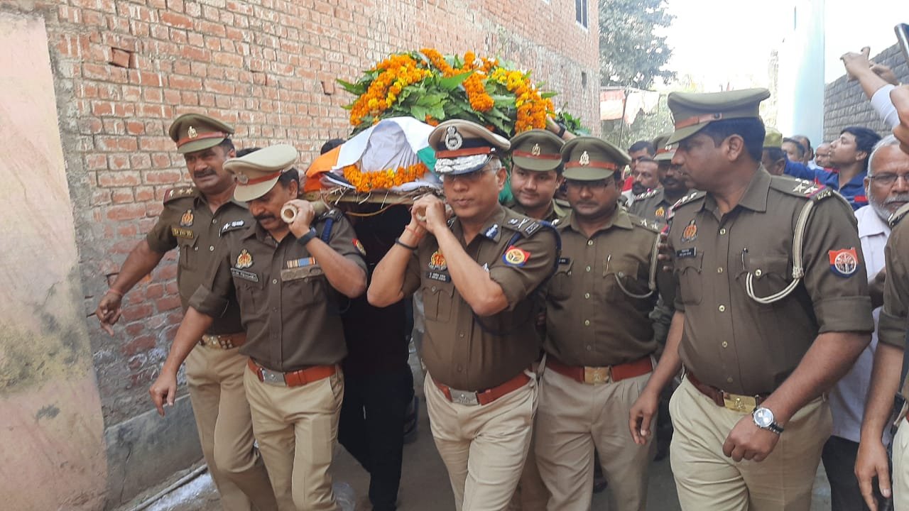 Raibareli-शहीद सिपाही राघवेन्द्र को दी गई अंतिम सलामी,एसपी ने पार्थिव शरीर को दिया कंधा