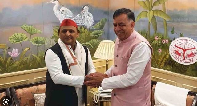 चाचा शिवपाल के साथ सतीश महाना के आवास भोज पर पहुंचे अखिलेश यादव, योगी और मिठास को जोड़कर कही यह बात…