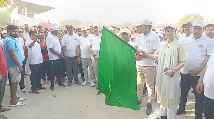 Raibareli-डीईओ ने मैराथन दौड़ में प्रतिभाग करने वाले लोगों को दिलाई मतदाता जागरूकता की शपथ