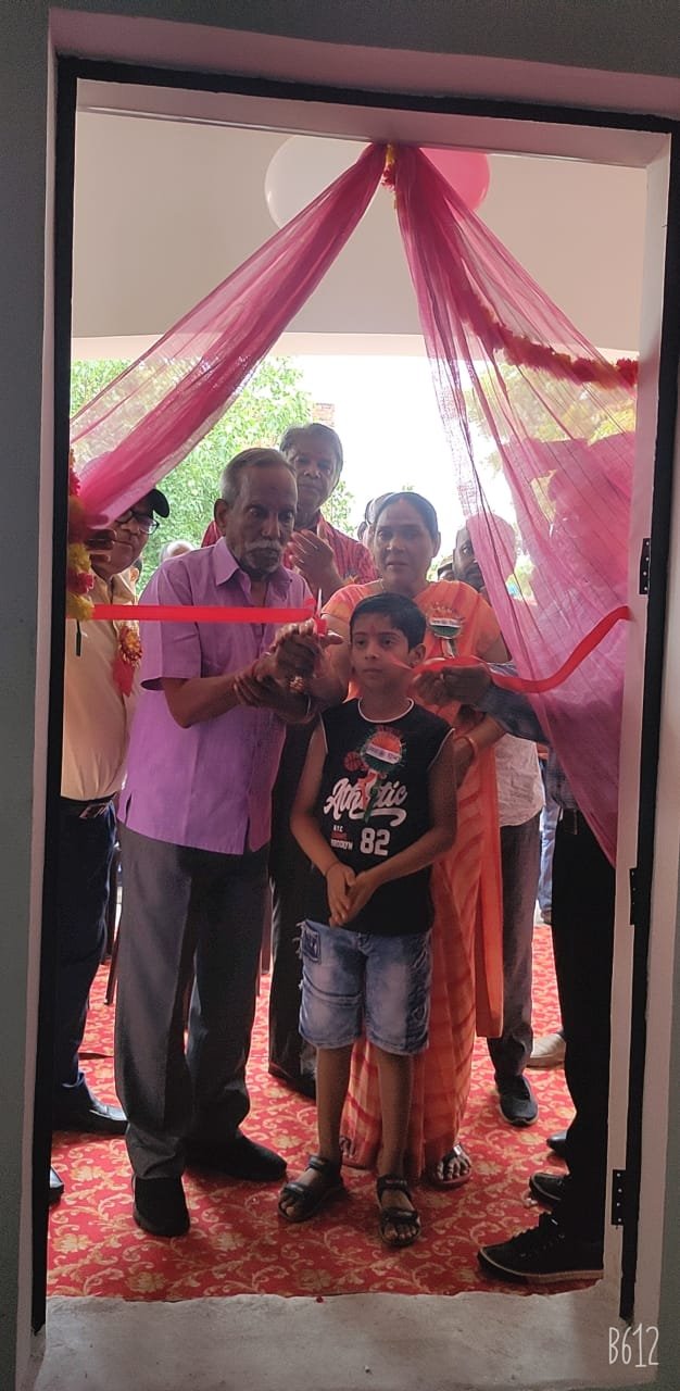 Raibareli-पिता नरेंद्र सिंह ने रिबन काटकर किया शहीद शैलेंद्र प्रताप सिंह कक्ष का लोकार्पण।