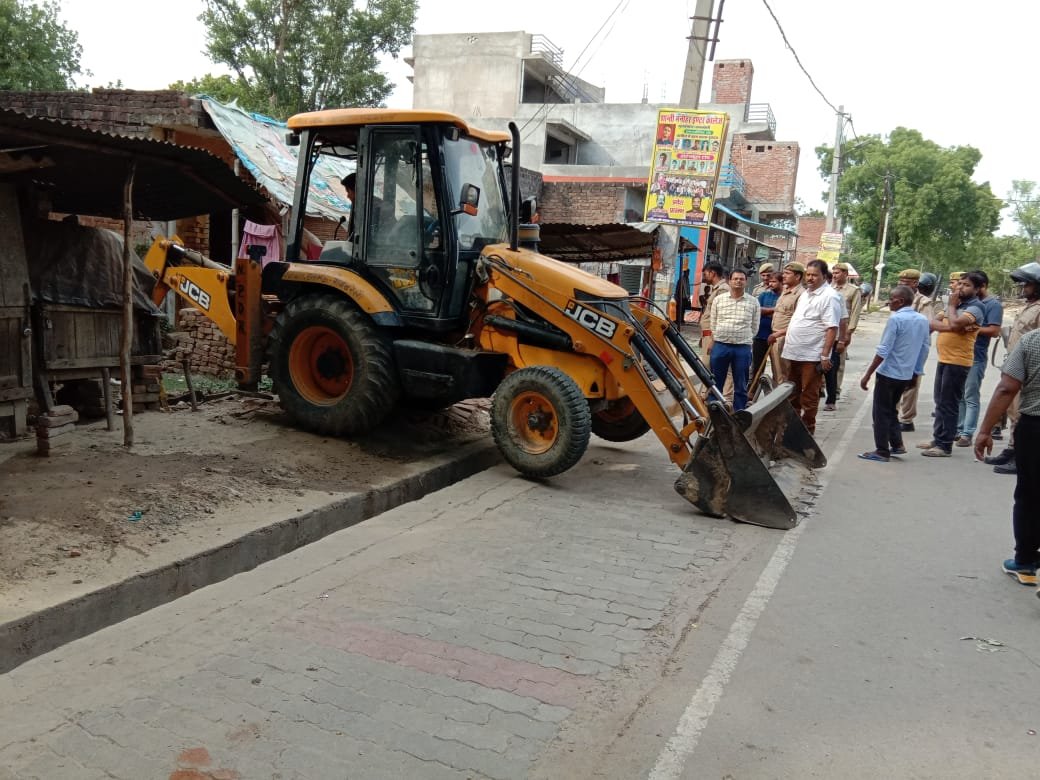 Raibareli-भूमाफियाओं पर चला बाबा का बुलडोजर