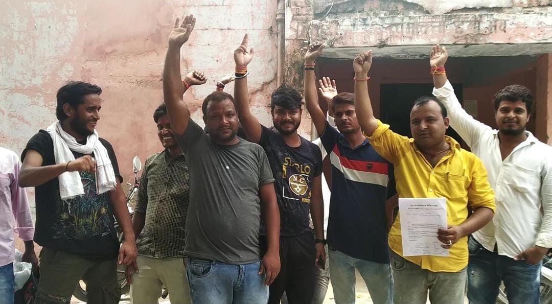 Raibareli-अघोषित विद्युत कटौती को लेकर ग्रामीणों ने विद्युत उपकेन्द्र का किया घेराव