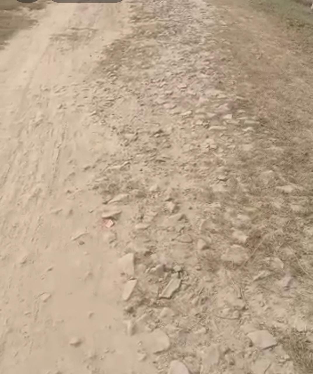 Raibareli- गंगा घाट तक जाने वाले मार्ग पर 25 साल से  पड़ा है बोल्डर