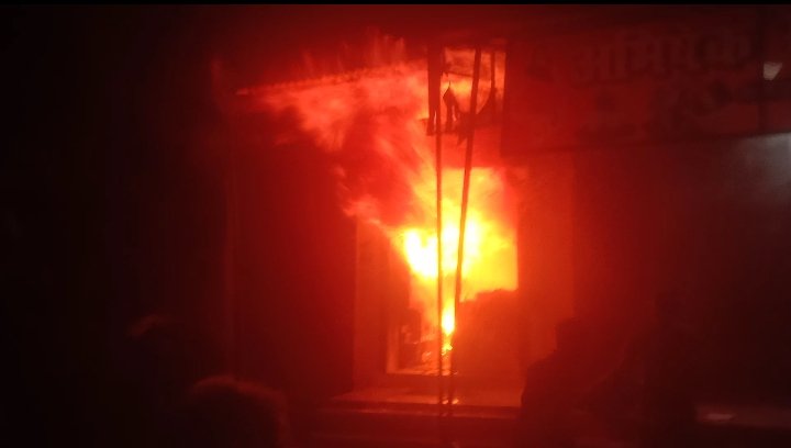 Raibareli-भवानीगढ़ में जूते चप्पल की दुकान में शॉर्ट सर्किट से आग लगने से हुआ लाखों का नुकसान