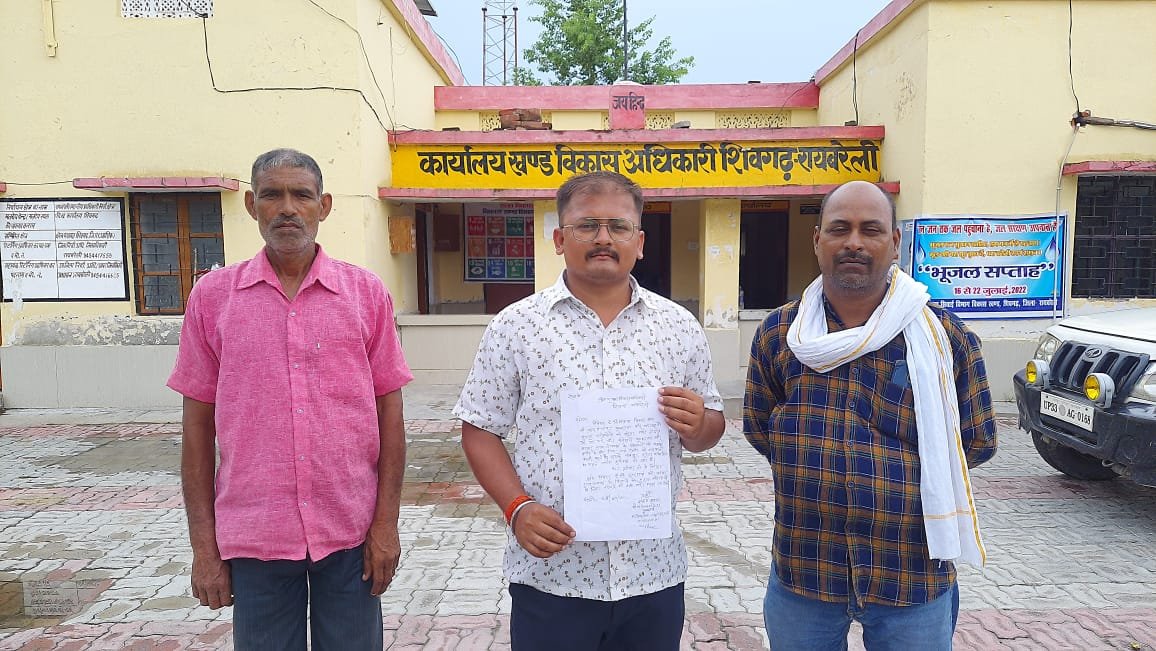 Raibareli-छुट्टा मवेशियों से परेशान किसानों ने बीडीओ से की छुट्टा मवेशियों से निजात दिलाने की मांग