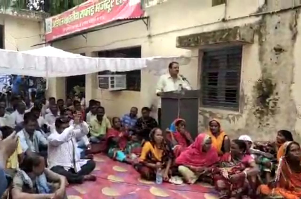 Raibareli-नगर पालिका प्रशासन अनैतिक दबाव बनाने का प्रयास बंद करे -आशीष द्विवेदी