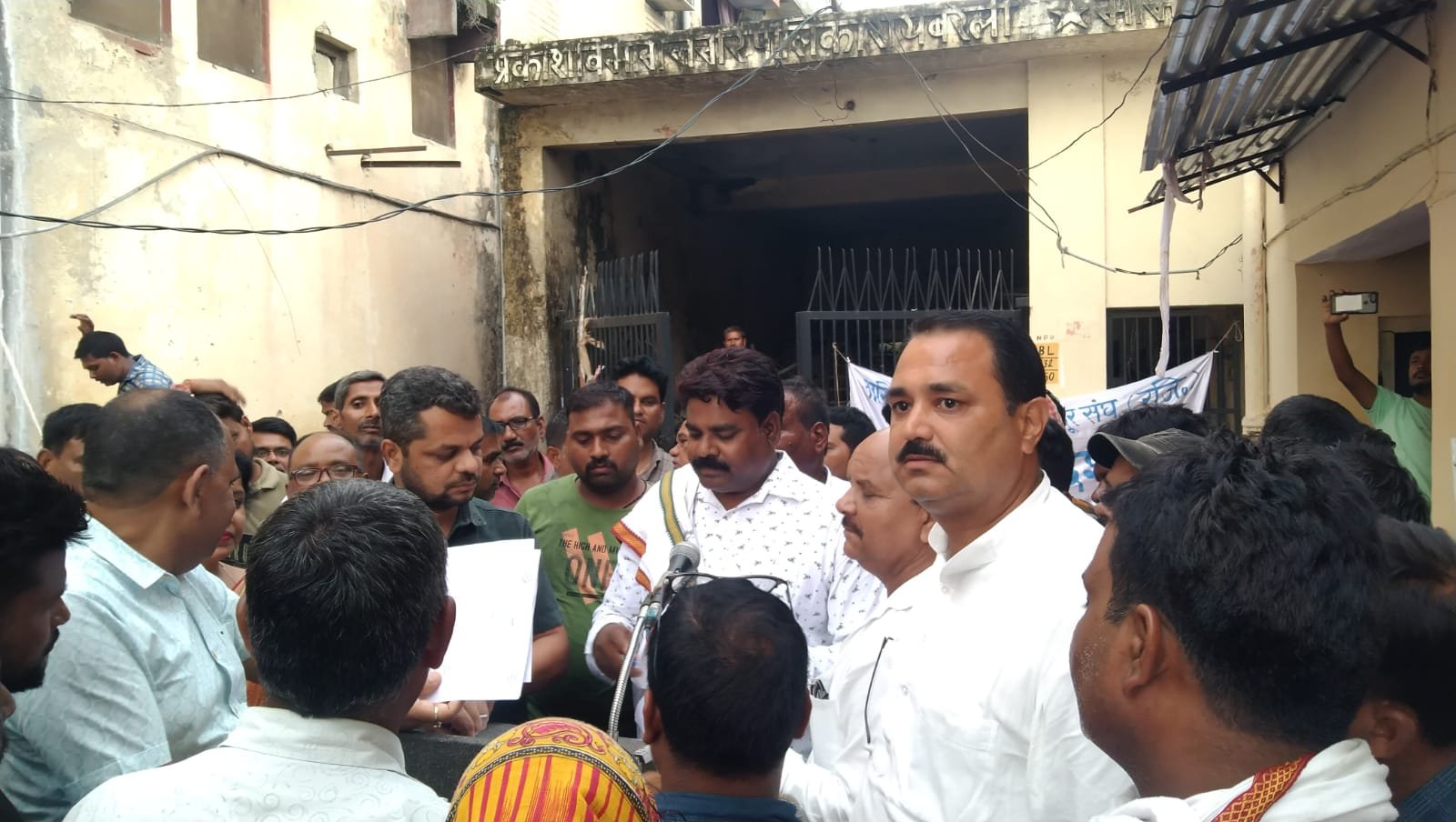 Raibareli-सफाई कर्मचारियों का धरना समाप्त,पालिका ने मानी मांगे- संघ  मांगे माना जाना कर्मचारी की एकता का परिचायक 