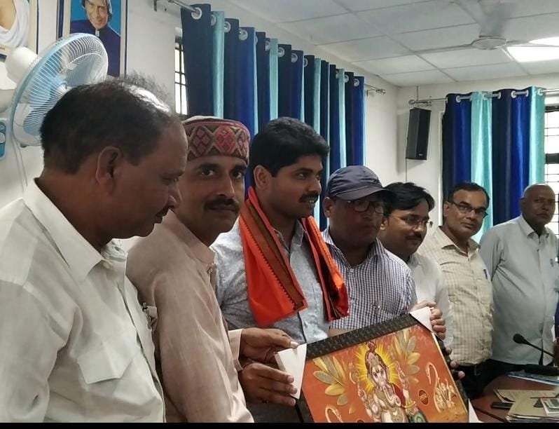 Raibareli- उपजिलाधिकारी को प्रेस क्लब के अध्यक्ष ने चिन्ह भेंट कर दी बधाई