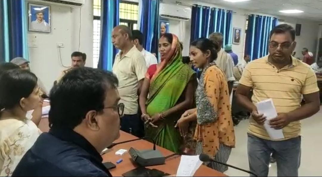 Raibareli- एडीएम वित्त एवं राजस्व पूजा मिश्रा की अध्यक्षता में समाधान दिवस हुआ सम्पन्न