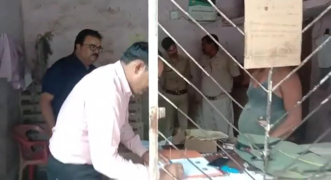 Raibareli- एसडीएम व आबकारी निरीक्षक ने मारा छापा मचा हडकंप,,,