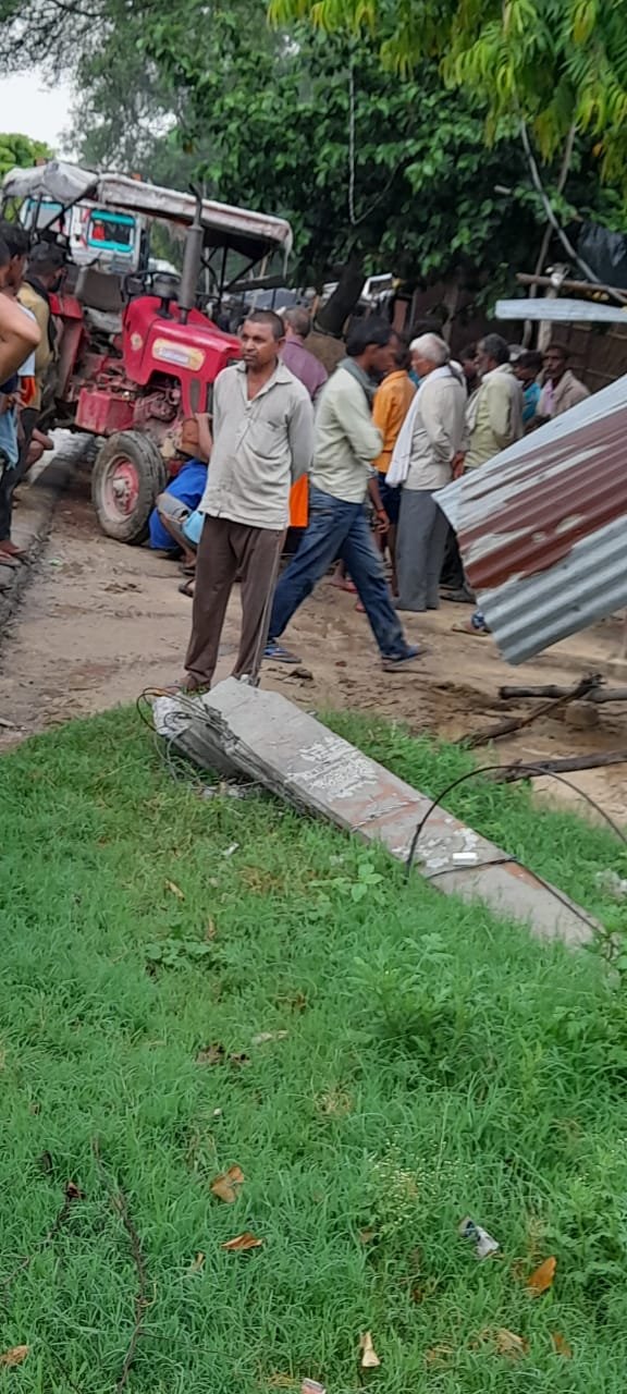 Raibareli-ट्रैक्टर ट्रॉली बिजली के पोल से टकराई कइ घायल 