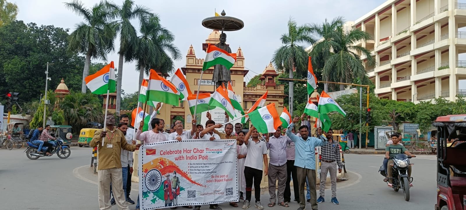 वाराणसी परिक्षेत्र के डाकघरों से 1 लाख 11 हजार तिरंगा ध्वजों की हुई बिक्री*