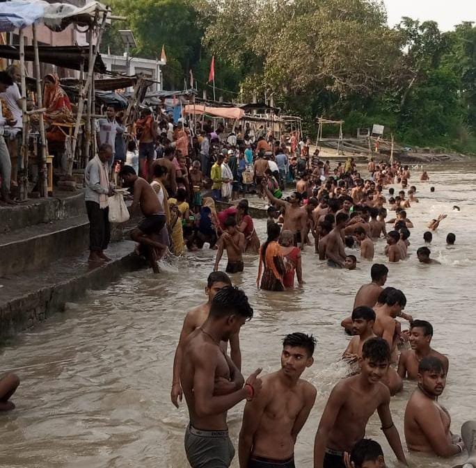 Raibareli- श्रावण मास के अन्तिम सोमवार को हजारों श्रद्धालुओं नें गंगा में लगाई डुबकी,,,
