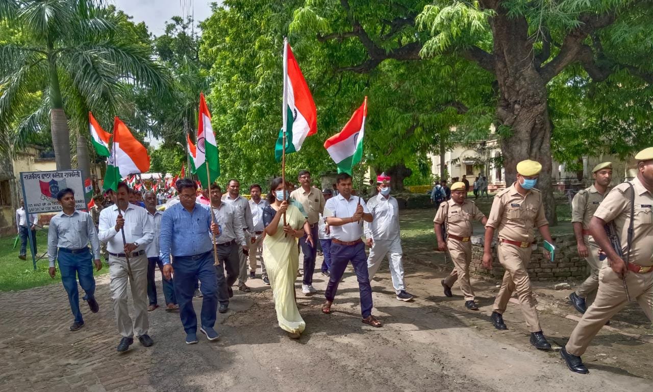 Raibareli-अमृत महोत्सवः हाथों में तिरंगा लेकर डीएम ने बच्चों के साथ निकाली प्रभात फेरी
