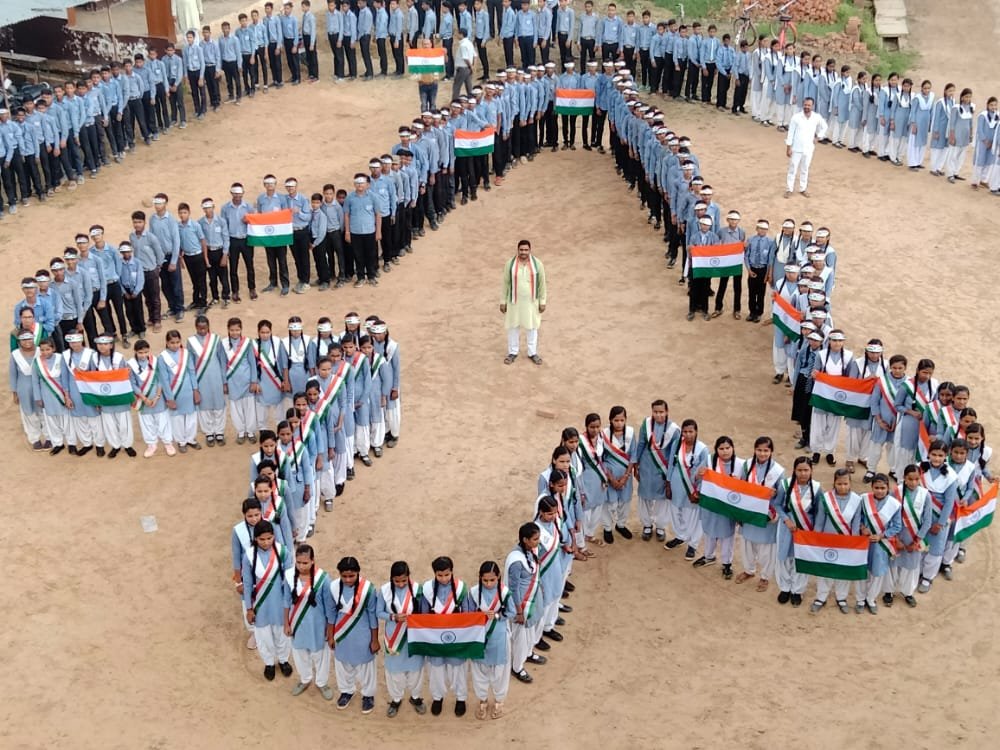 Raibareli-एस.एम. सिंह सरस्वती विद्या मंदिर सरेनी द्वारा अमृत महोत्सव के तहत निकाली गई तिरंगा यात्रा*