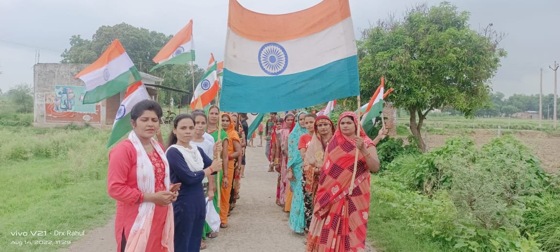 Raibareli-स्वयं सहायता समूह की महिलाओं द्वारा निकाली गई तिरंगा यात्रा*