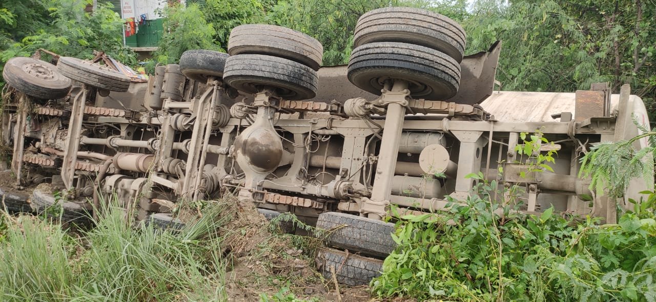 Raibareli--तेज रफ्तार अनियंत्रित टैंकर ने ढाबे के सामने खड़ी 5 बाइकों को मारी टक्कर,,,,