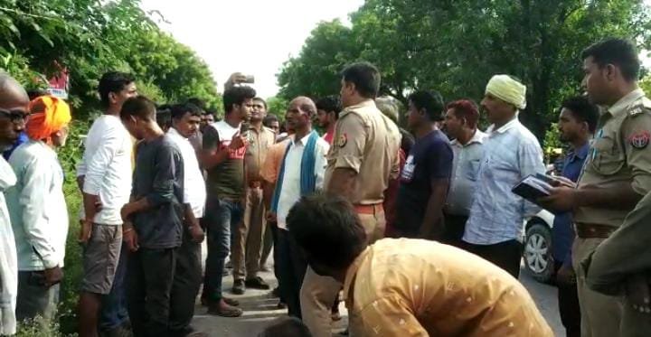 Raibareli- ट्रेलर की टक्कर से युवक की दर्दनाक मौत,,,,,,